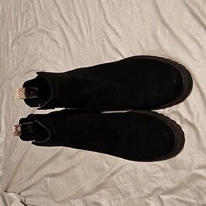 Universal thread ankle boots